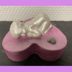 Beton hjerte lyserd med baby