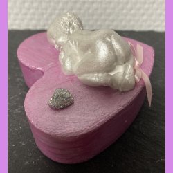 Beton hjerte lyserd med baby