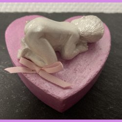 Beton hjerte lyserd med baby