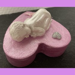 Beton hjerte lyserd med baby