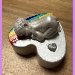 Beton hjerte regnbue med baby