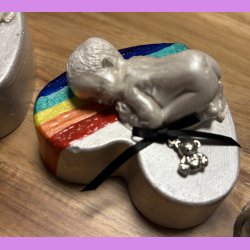 Beton hjerte regnbue med baby/bamse