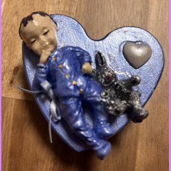 Beton hjerte med lille dreng/kanin