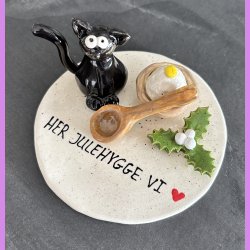 Kat med med jule pynt og tekst