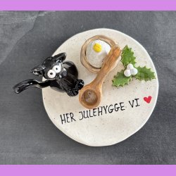 Kat med med jule pynt og tekst