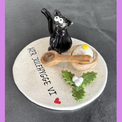 Kat med med jule pynt og tekst