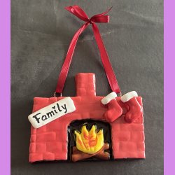 Jule kamin med julesokker og skilt "Family"