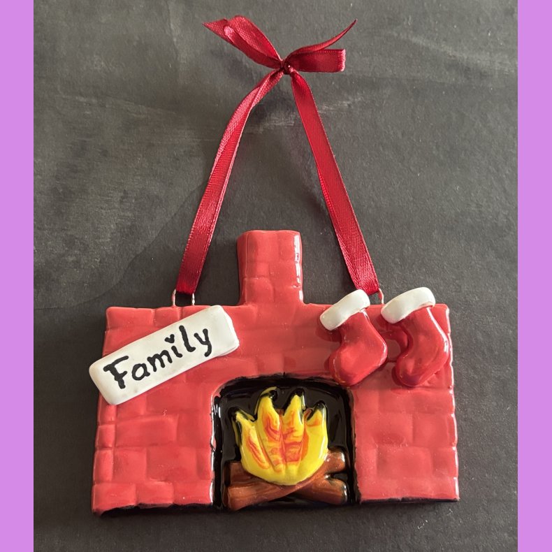 Jule kamin med julesokker og skilt "Family"