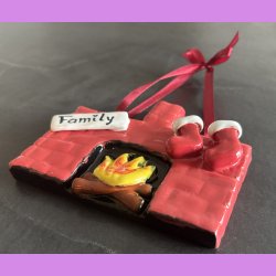 Jule kamin med julesokker og skilt "Family"