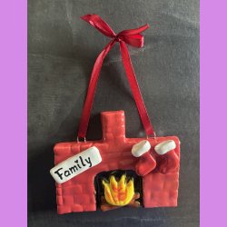 Jule kamin med julesokker og skilt "Family"