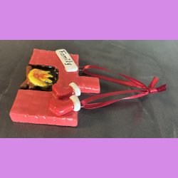 Jule kamin med julesokker og skilt "Family"