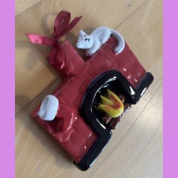 Jule kamin med julesok og hvid kat