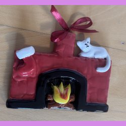 Jule kamin med julesok og hvid kat