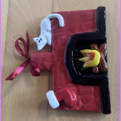 Jule kamin med julesok og hvid kat