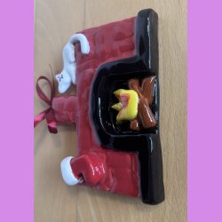 Jule kamin med julesok og hvid kat