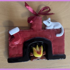 Jule kamin med julesok og hvid kat