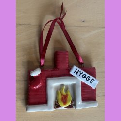 Jule kamin med julesok og hygge skilt