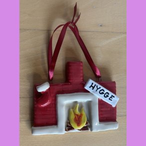 Jule kamin med julesok og hygge skilt