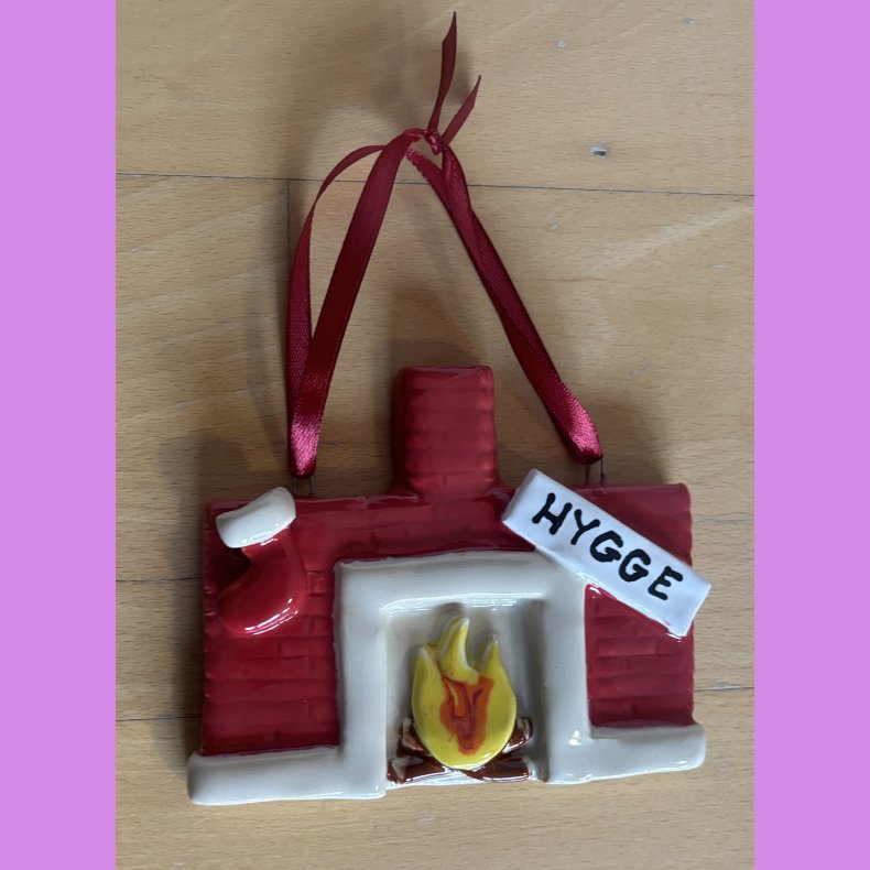 Jule kamin med julesok og hygge skilt