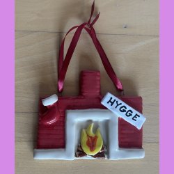 Jule kamin med julesok og hygge skilt