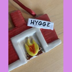 Jule kamin med julesok og hygge skilt