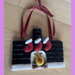 Jule kamin med 3 julesokker - sort