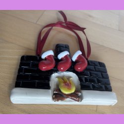 Jule kamin med 3 julesokker - sort