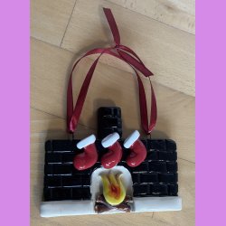 Jule kamin med 3 julesokker - sort