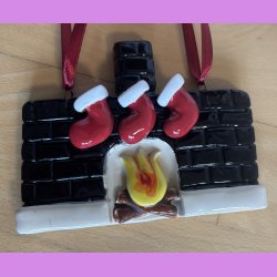 Jule kamin med 3 julesokker - sort