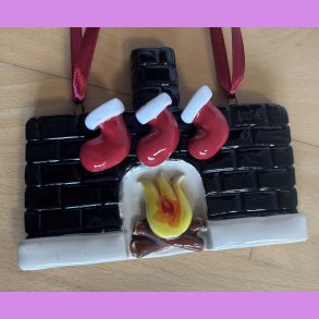 Jule kamin med 3 julesokker - sort