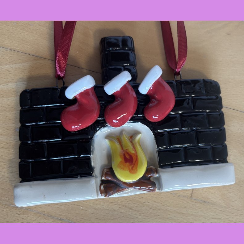 Jule kamin med 3 julesokker - sort