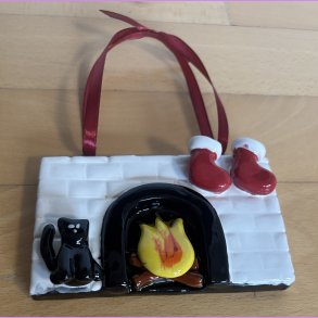  Jule kamin med julesokker og sort kat - hvid