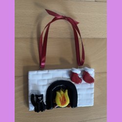  Jule kamin med julesokker og sort kat - hvid