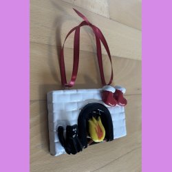  Jule kamin med julesokker og sort kat - hvid