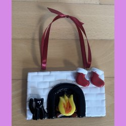  Jule kamin med julesokker og sort kat - hvid