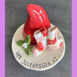 Nissehue med pynt og tekst - Julesokker