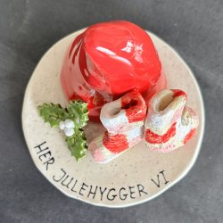 Nissehue med pynt og tekst - Julesokker