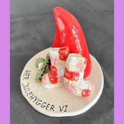 Nissehue med pynt og tekst - Julesokker