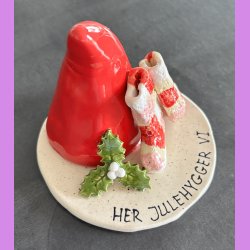 Nissehue med pynt og tekst - Julesokker