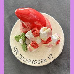 Nissehue med pynt og tekst - Julesokker