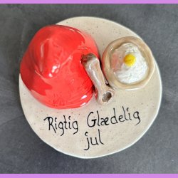 Nissehue med pynt og tekst - Med risengr�d og ske