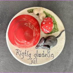 Nissehue med pynt og tekst - Mus og svampe