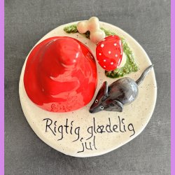 Nissehue med pynt og tekst - Mus og svampe