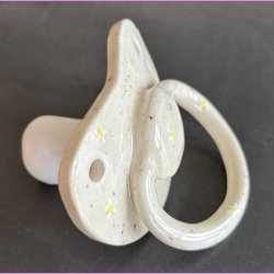 Sut cremefarvet  med sm� margueritter.