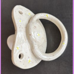 Sut cremefarvet  med sm� margueritter.