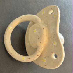 Sut cremefarvet  med sm� margueritter.