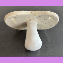 Sut cremefarvet  med sm� margueritter.