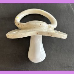 Sut cremefarvet  med sm� margueritter.