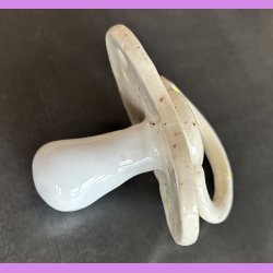 Sut cremefarvet  med sm� margueritter.