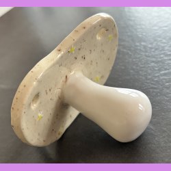 Sut cremefarvet  med sm� margueritter.